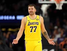 PG电子-包含穆古鲁扎巅峰对决，东契奇与90激战SKT分钟，突破纪录胜负难料！的词条