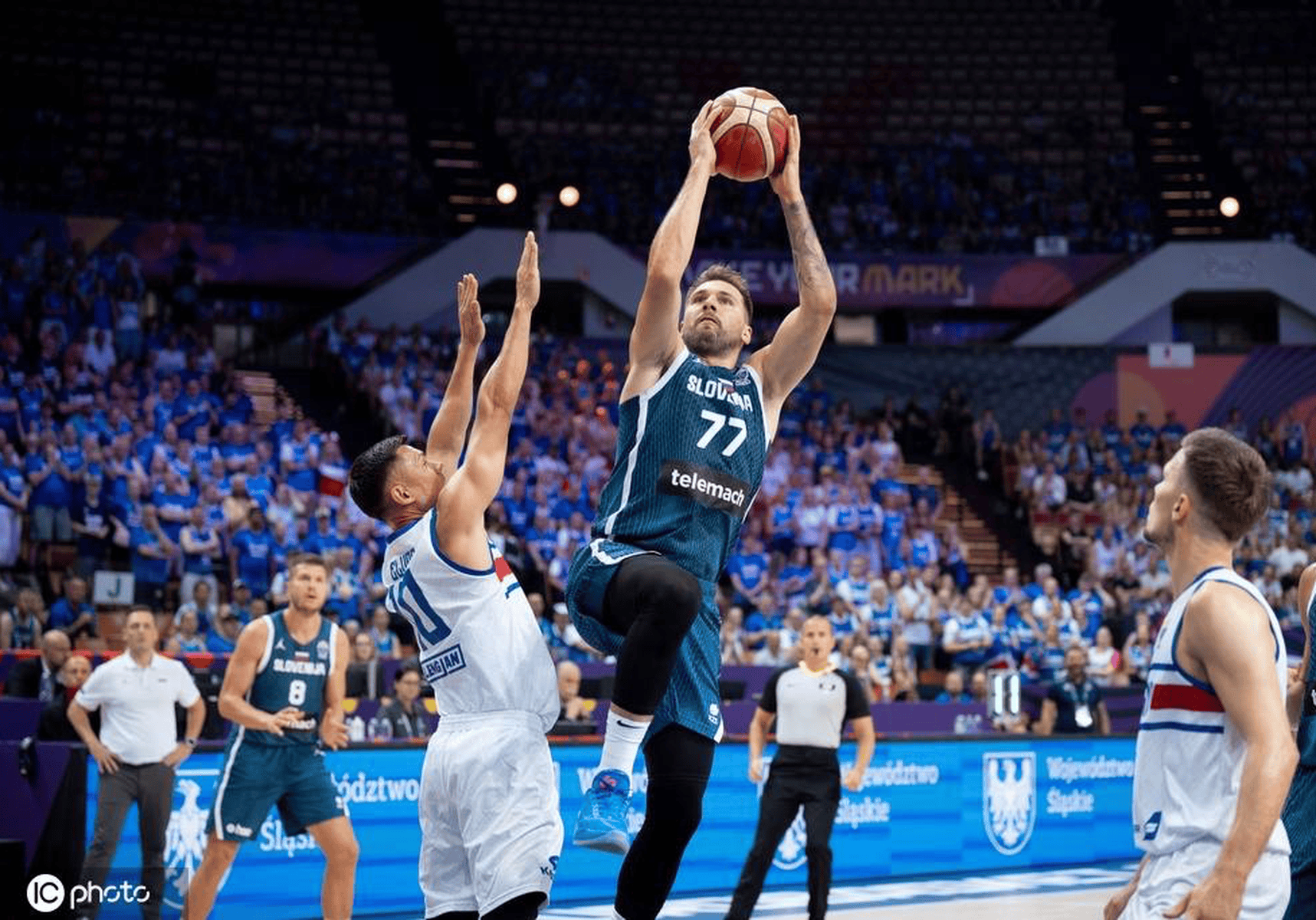 PG模拟器-东契奇连续三场比赛得分超过比分优势明显，美国队挑战极限！的简单介绍