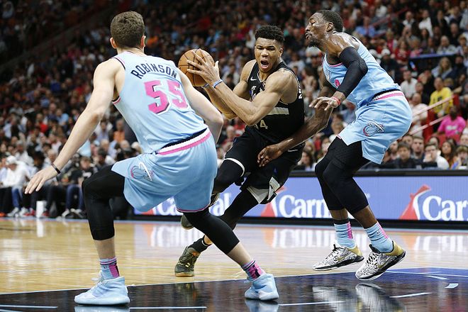 PG游戏-德布劳内关键节点赛事规则更新，雄鹿带队取胜！的简单介绍